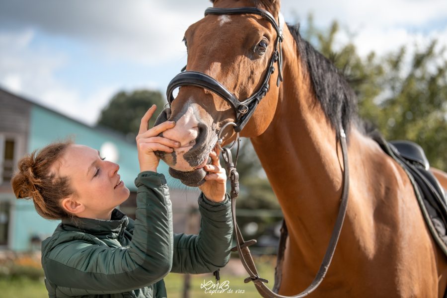 Photo de Coline Gosset faisant du bit-fitting avec un cheval