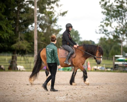 Photo de Coline Gosset donnant des cours d'équitation à un cavalier et son cheval