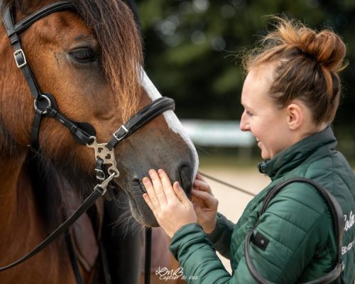 Photo de Coline Gosset faisant du bit-fitting avec un cheval