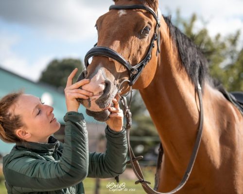 Photo de Coline Gosset faisant du bit-fitting avec un cheval