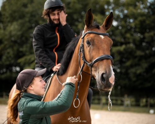 Photo de Coline Gosset donnant des cours d'éducation à un cavalier et son cheval